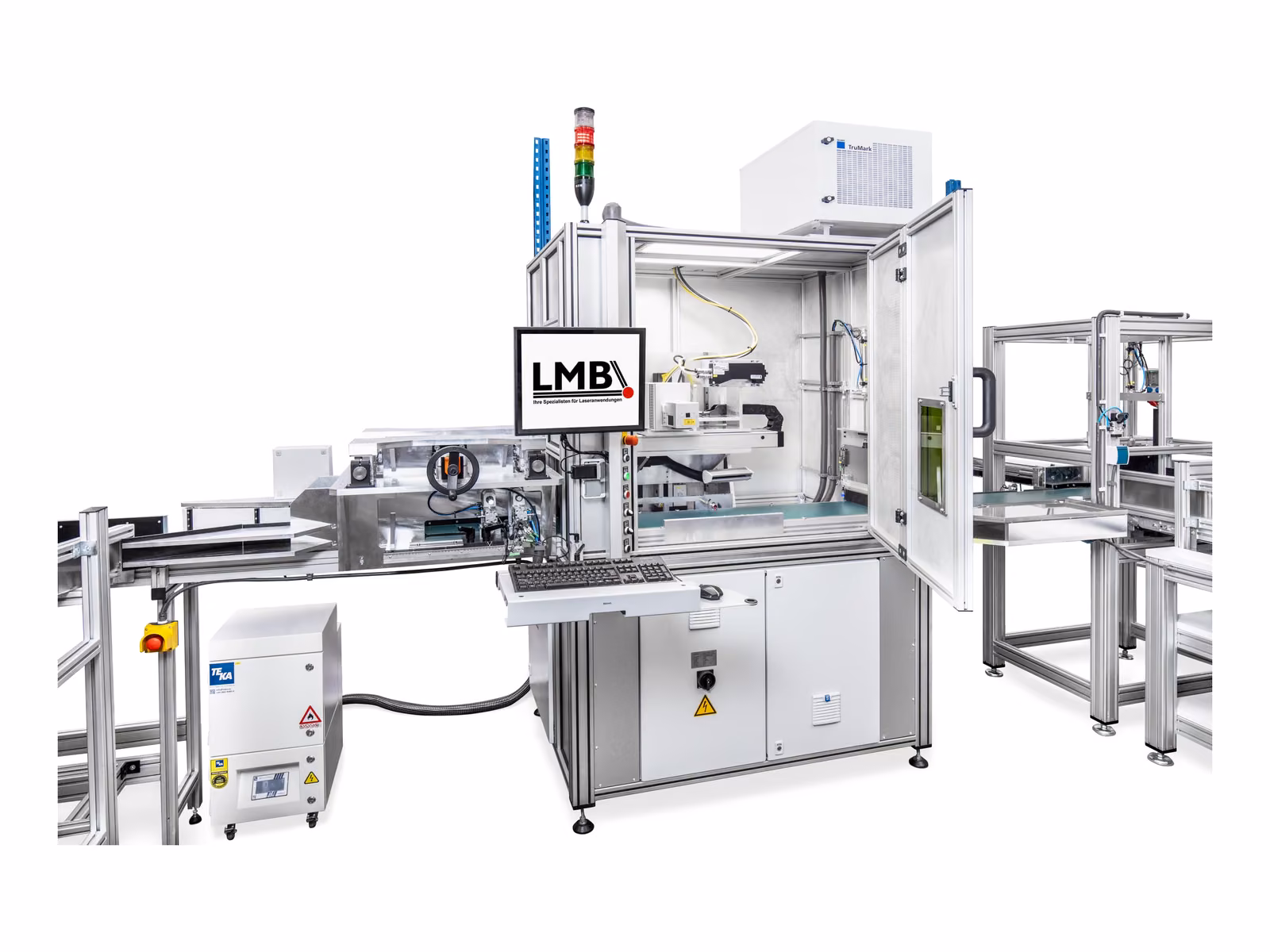 Laserbeschriftungsanlage mit Schutzkabine, Bedienterminal und Zu-/Abführmodulen